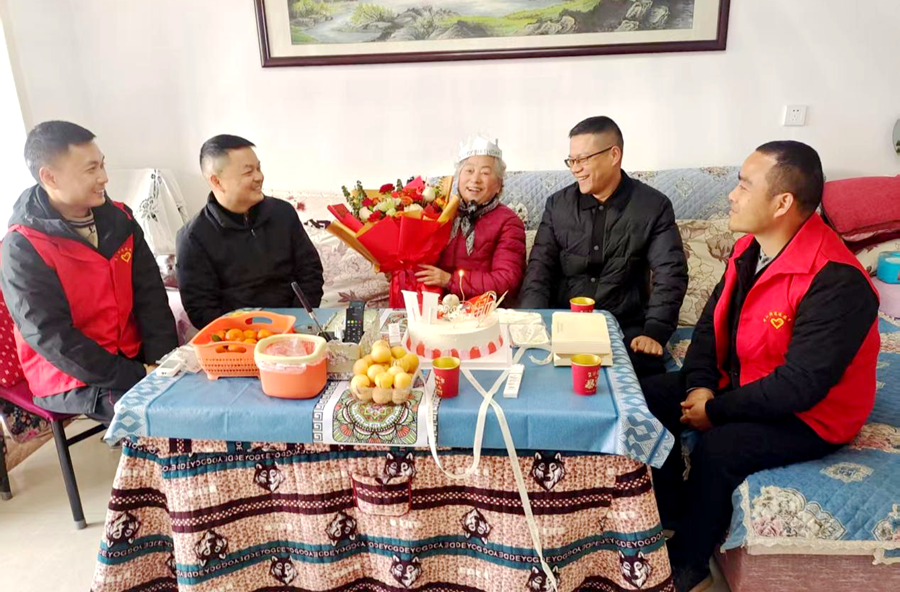 漳江街道：连续5年为烈士母亲祝寿