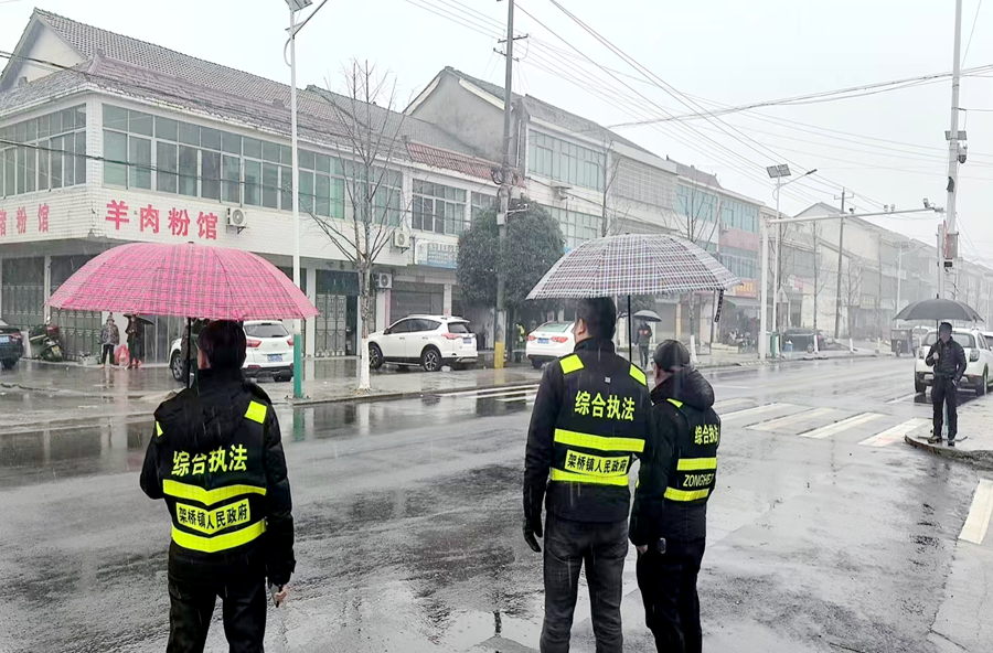 架桥镇：热闹赶年场 安全“不打烊”