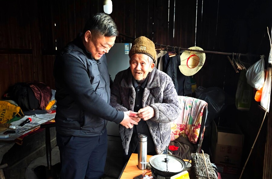 迎新春送温暖  情系百岁翁——茶庵铺镇开展2026年百岁老人春节走访慰问活动
