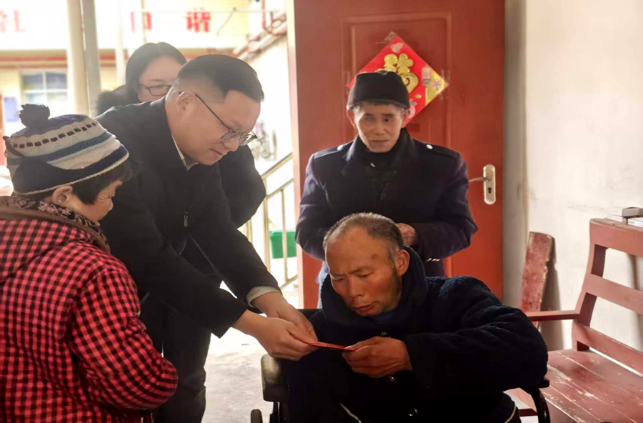 西安镇：节前慰问暖人心 安全检查护平安