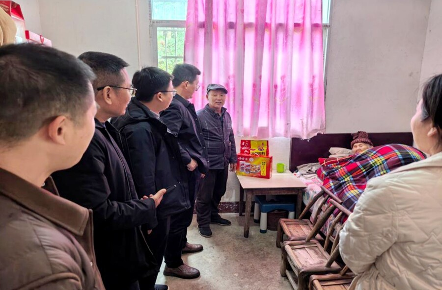 开工首日送温情 百岁老人笑开颜：佘家坪镇新春走访慰问百岁老人