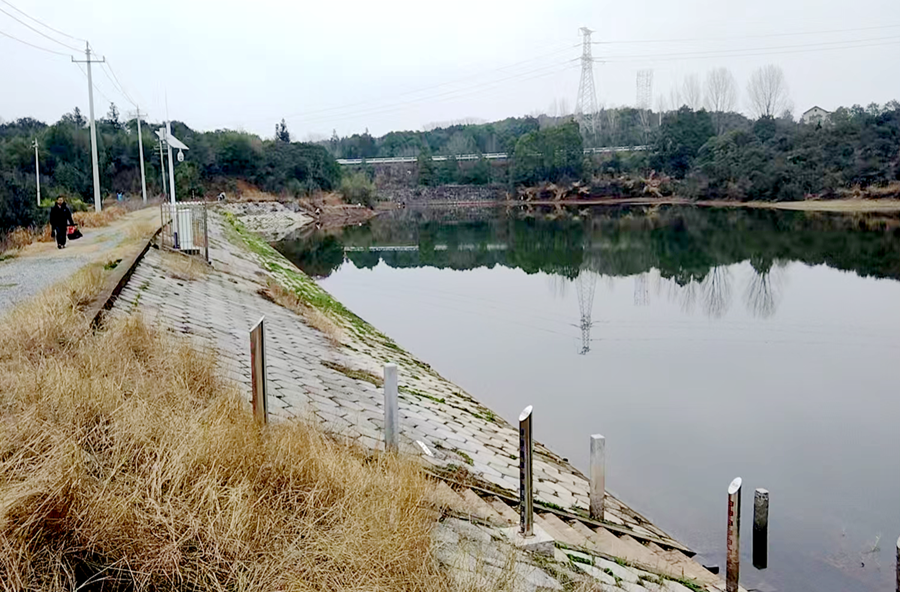 水清岸美焕新颜 架桥镇开展河道沟渠专项清理行动