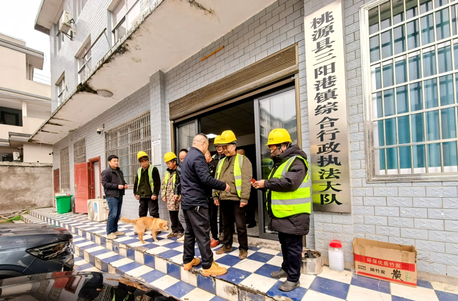 三阳港镇：爱心送暖显情怀 真情致敬“美容师”