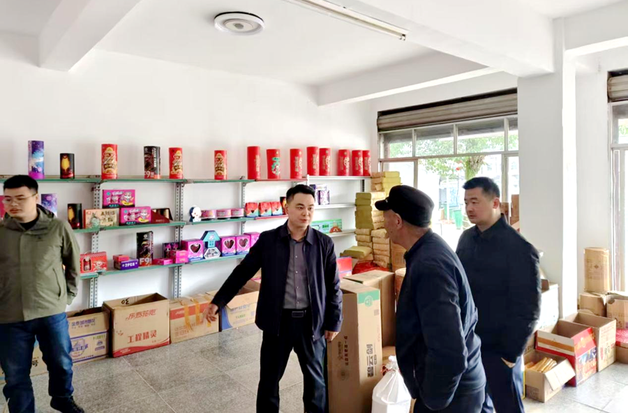 守住安全底线 三阳港镇开展烟花爆竹安全检查