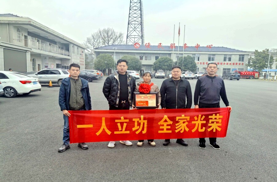 理公港镇：喜报传佳音 关怀暖人心