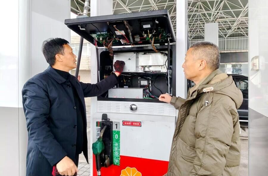 严查加油“猫腻” 守护“油箱”公平 ——县市场监管局开展加油机计量专项监督检查