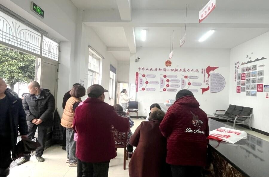 理公港镇：开展白内障免费筛查活动