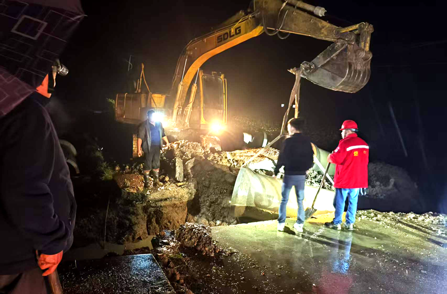 泥窝潭乡连夜疏通堵塞涵管  守护群众家园安全