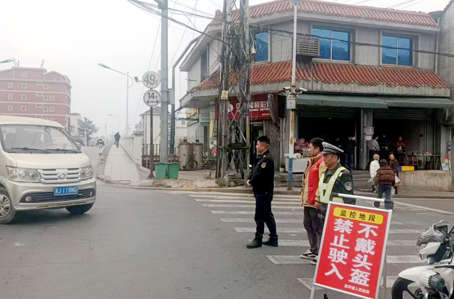 漆河镇：“一盔一带”常态化劝导，守护群众平安出行
