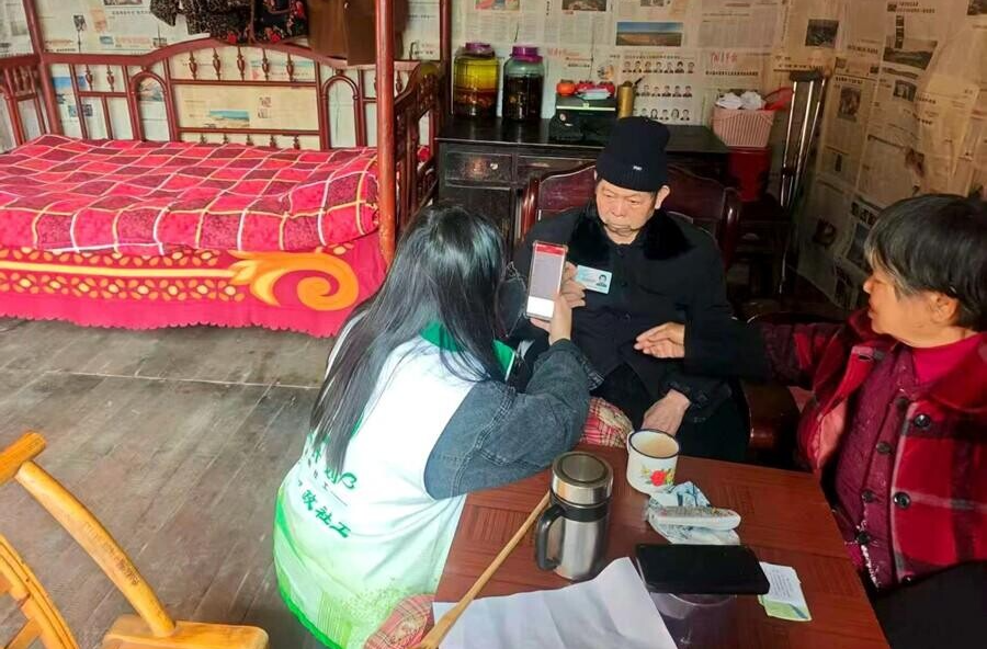 上门评估代办 西安镇贴心服务老年人申领养老消费券