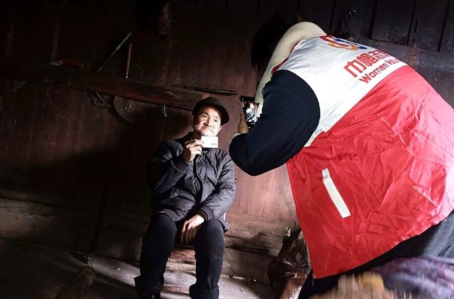 “数据多跑路 群众少跑腿”——西安镇上门为重残户办理认证