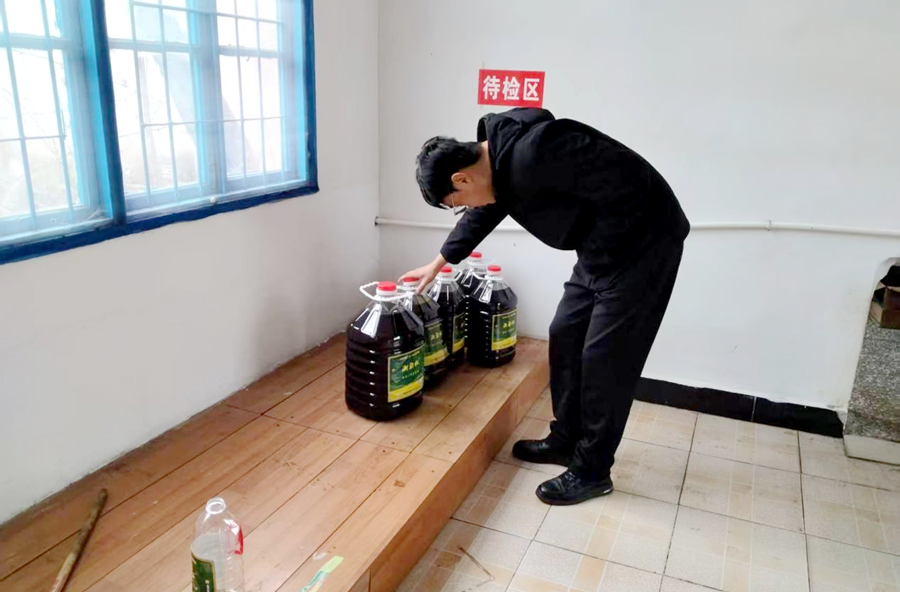 双溪口镇开展食品安全检查 守护群众“舌尖上的安全”