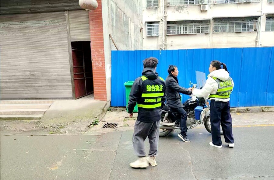 西安镇：从“要我戴”迈向“我要戴”  筑牢头盔安全出行防线