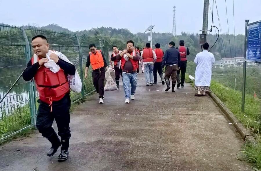 泥窝潭乡开展防汛及地质灾害转移综合演练