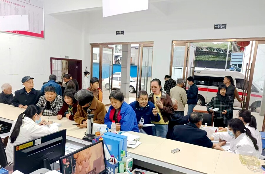 龙潭镇开展“政务公开主题日”老年免费体检活动