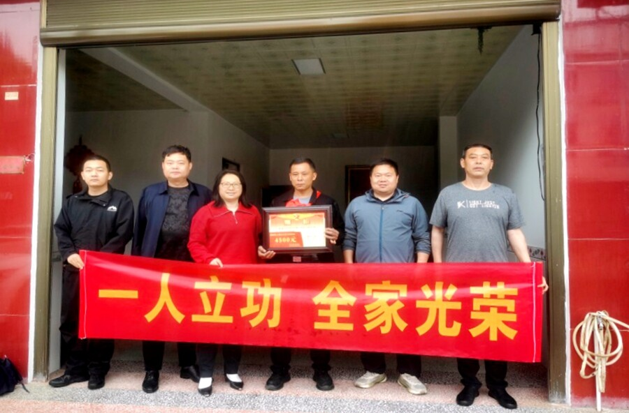 理公港镇：喜报上门传荣耀 拥军暖心显担当