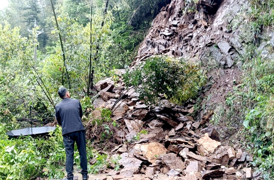 西安镇：闻“汛”而动战塌方 雨中抢修保畅通