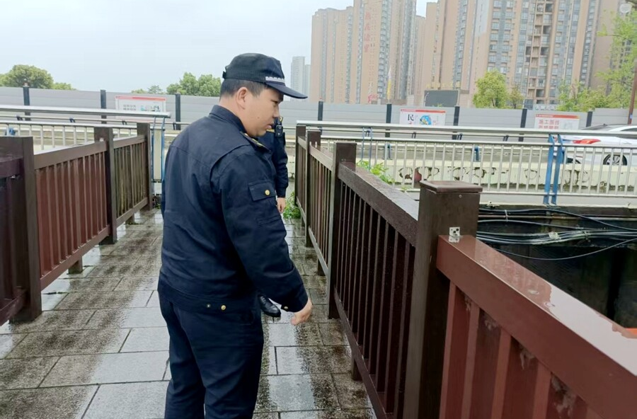 巡查不放松 安全不放假——县城市管理和综合执法局快速处置桥堤护栏隐患