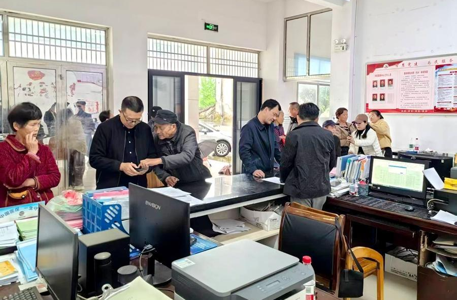 木塘垸镇：社保卡激活服务下村 便民暖心直达民心