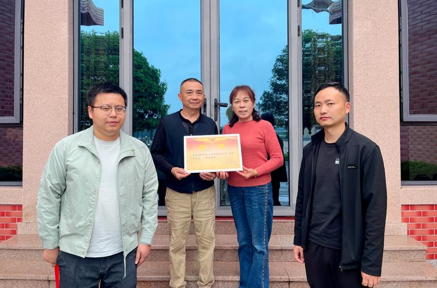 把荣光送到家门口——桃花源镇为四名“四有”优秀现役军人家庭送喜报