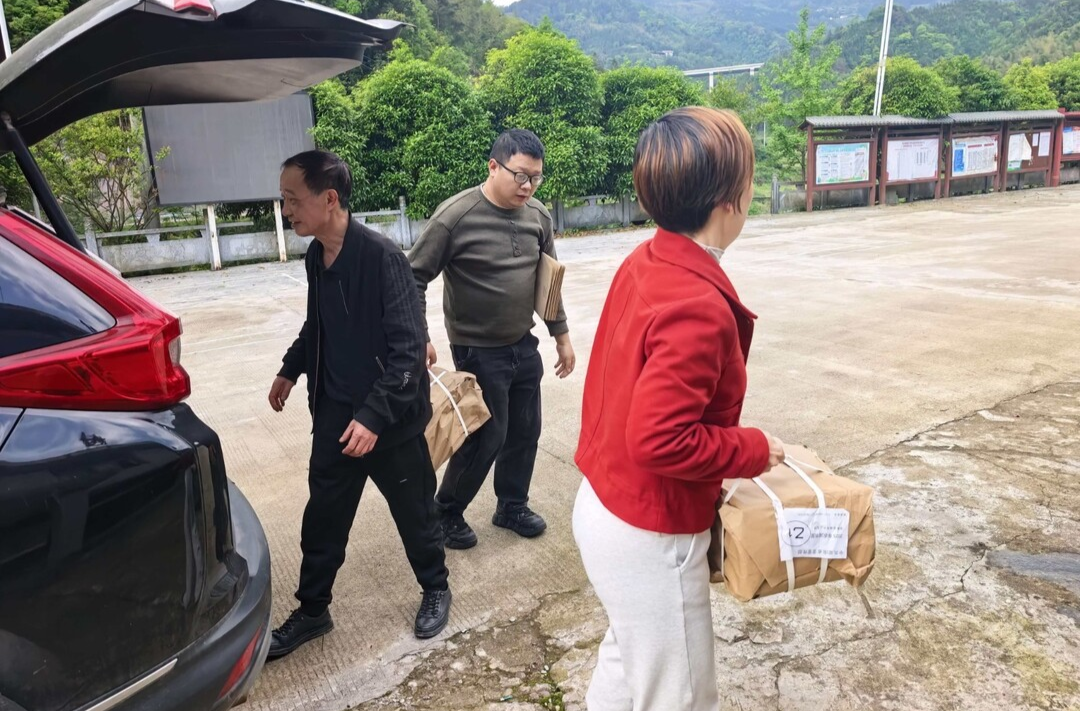 桃源：图书送下乡 书香润西安