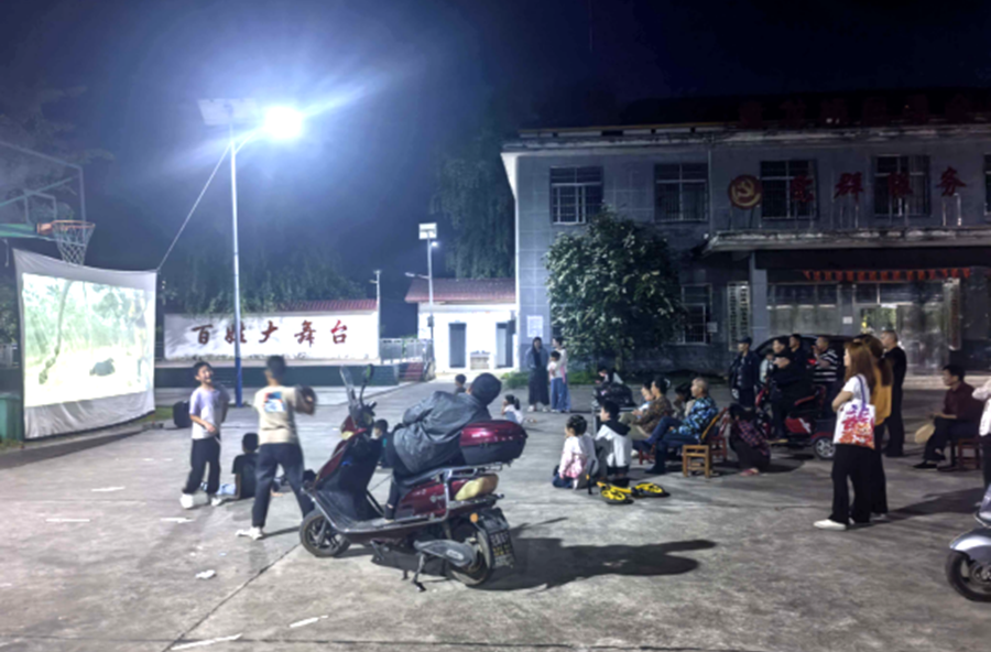 盘塘镇：免费电影送下乡 点亮村民“夜生活”