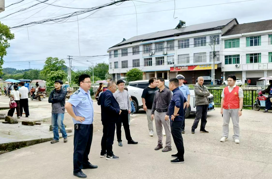 筑牢平安防护网 畅通学子归家路——泥窝潭乡开展校园周边交通疏导工作