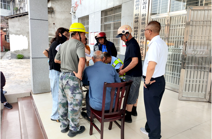 三阳港镇：免费换牌服务送上门 群众在家办好电动车“身份证”