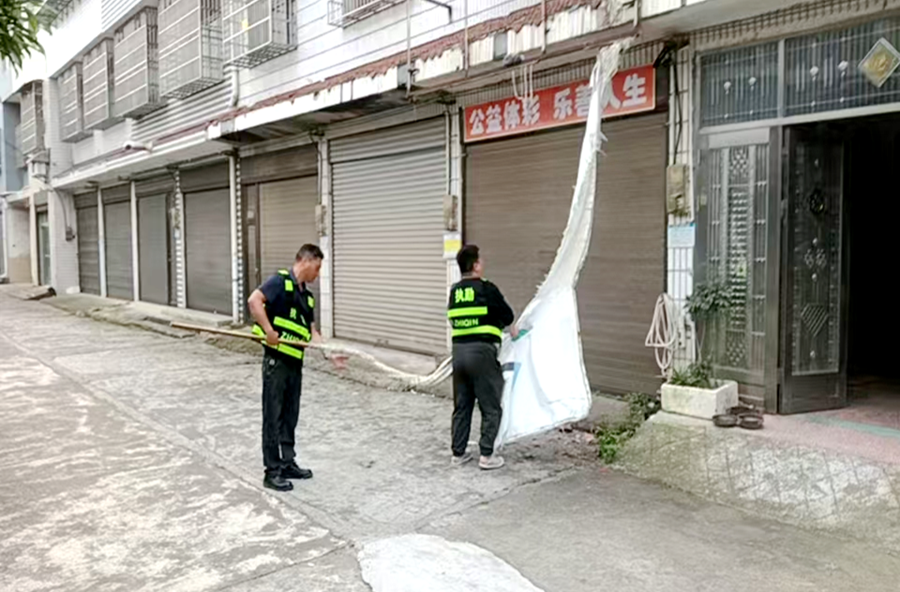双溪口镇：集中清理老旧招牌 擦亮乡村“颜值”名片