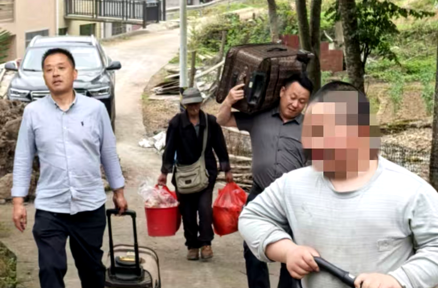 龙潭镇梨树垭村温情护送特困老人入住敬老院