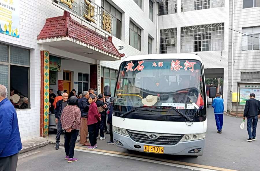惠民政策暖人心，专车护航送健康——架桥镇朝阳村组织老年人免费体检
