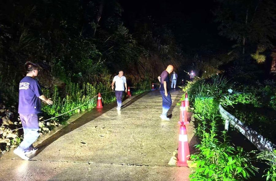 深夜排险护平安  西安镇干群齐上阵连夜设置隐患警戒线