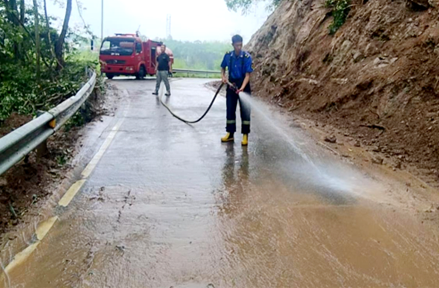 青林乡：清滑坡、洗路面，校车路抢通了