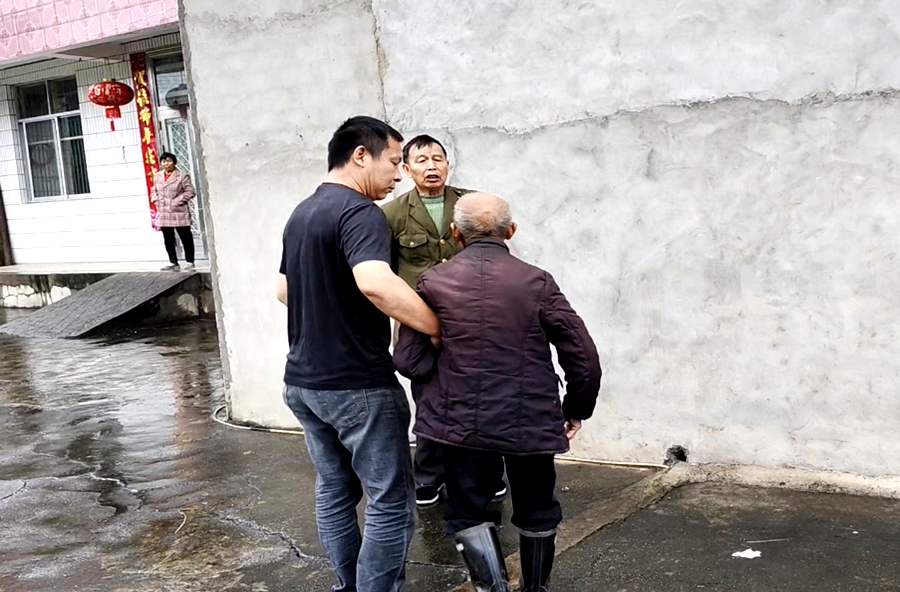 郑家驿镇：一把破伞引误会 上门调解化心结