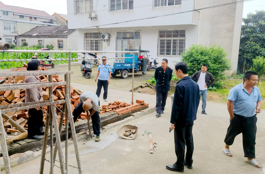 木塘垸镇：排查违建除隐患 调解邻里护平安