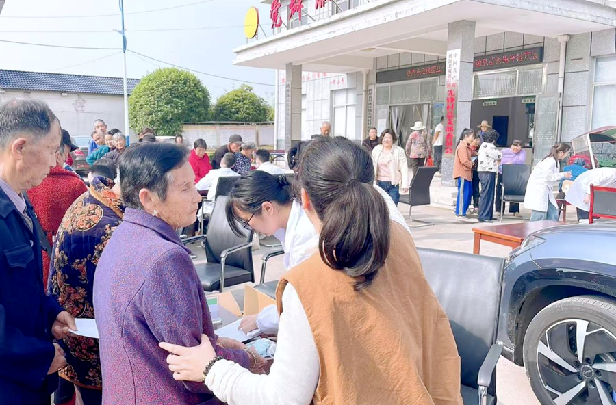 回村义诊暖先锋  ——双溪口镇先锋村开展免费义诊活动