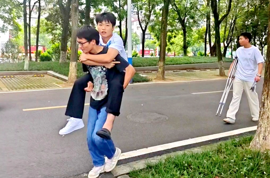 桃源考点温情瞬间：少年互助伴赶考