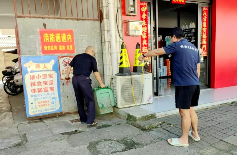 精准发力 全面推进主次干道不规范垃圾容器取缔整治工作