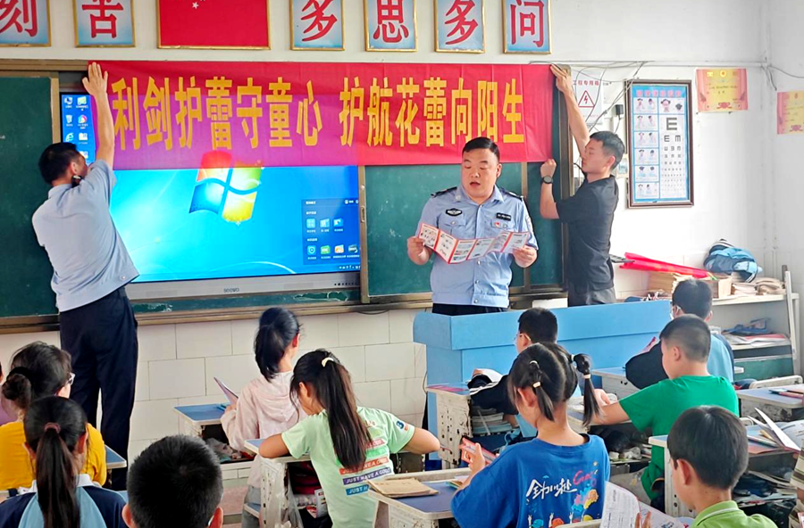架桥镇：利剑护蕾守童心 护航花蕾向阳生