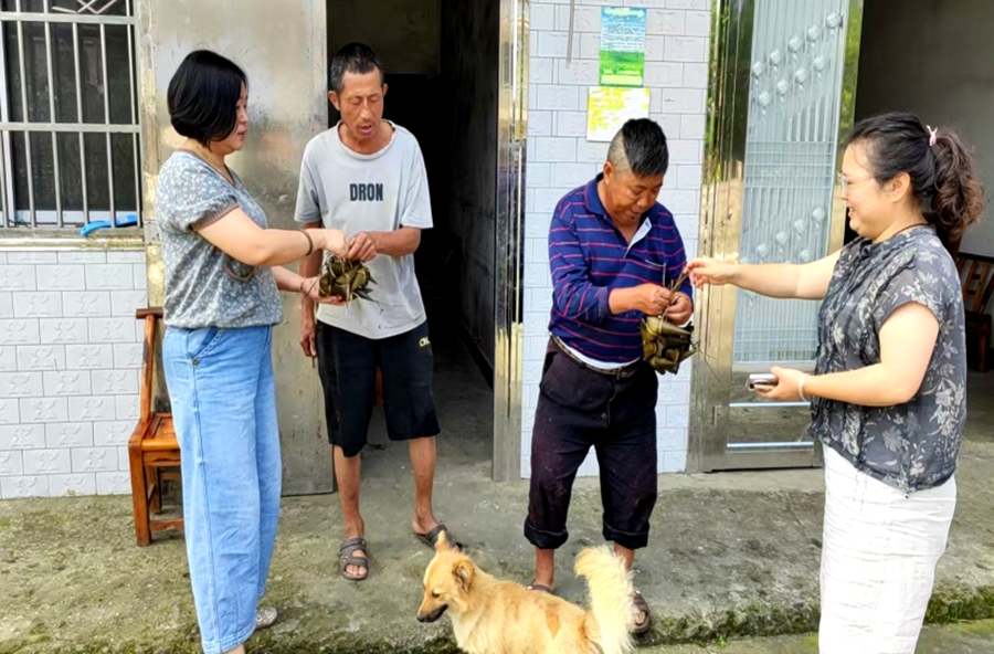 粽叶飘香迎端午 暖心慰问显温情——理公港镇杜坪村开展端午关爱慰问活动