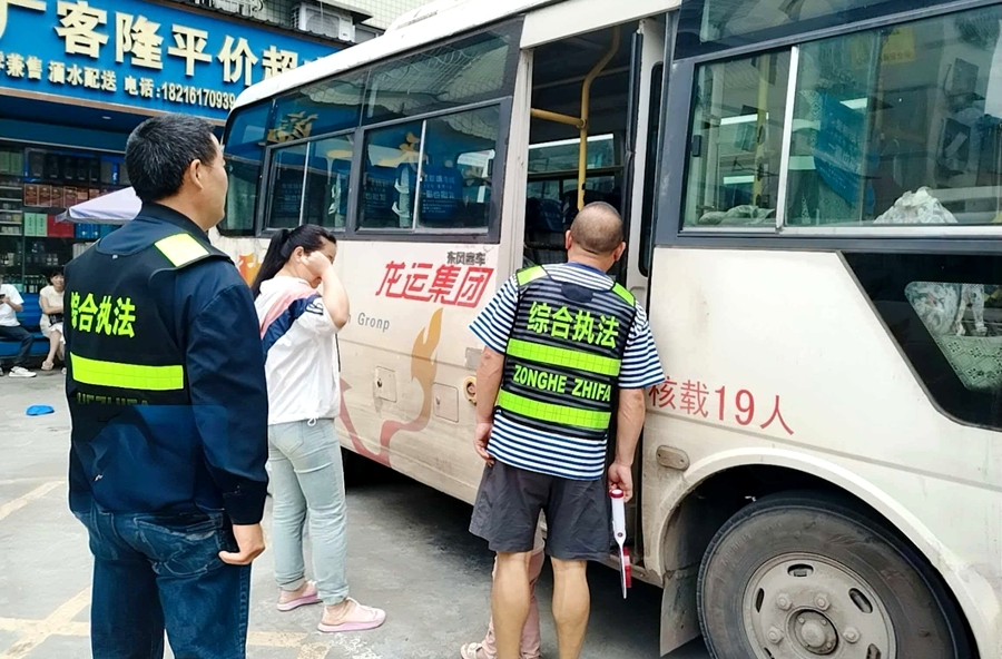 西安镇：守好群众“平安路” 走好出行“文明步”