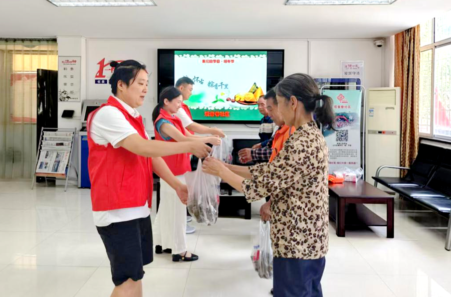 漳江街道：粽香暖端午 关怀润民心