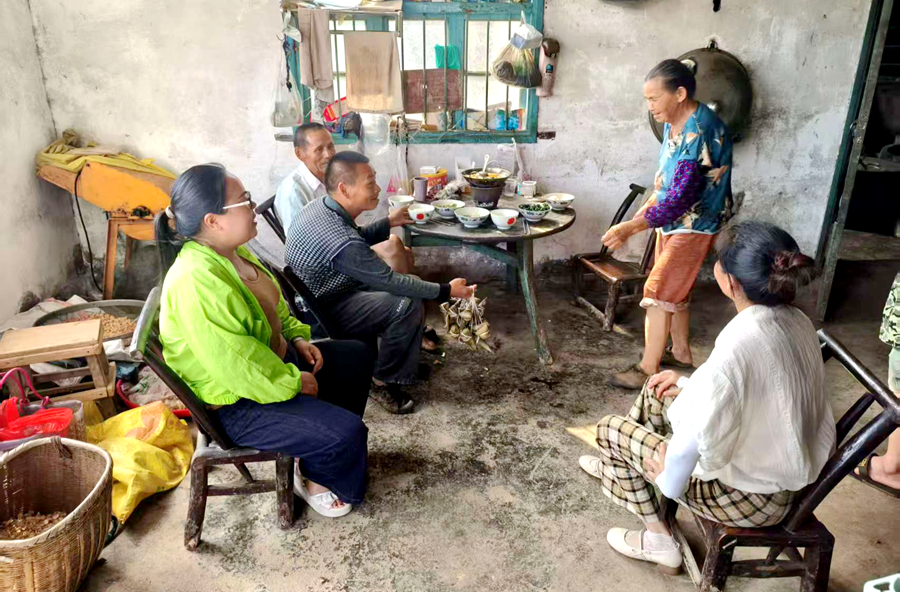 情暖端午关爱同行 贴心帮扶守护民心——热市镇天会村开展端午走访慰问活动