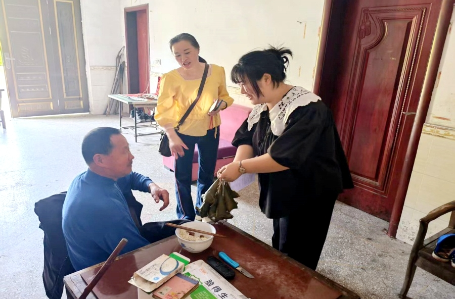 理公港镇青年居委会：端午走访暖耆老 初心有爱赠平安