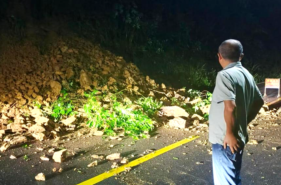 西安镇：闻汛极速出征 深夜鏖战抢通塌方道路