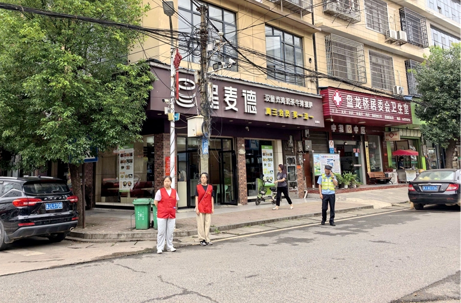 盘塘镇：扎实开展交通劝导 筑牢道路安全防线