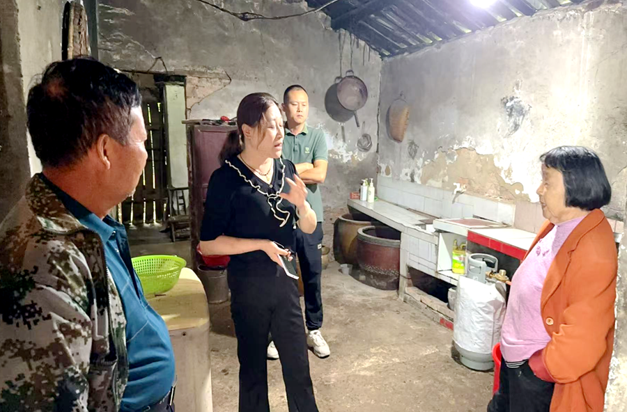 架桥镇：暴雨来袭勇担当 连夜排查护民安
