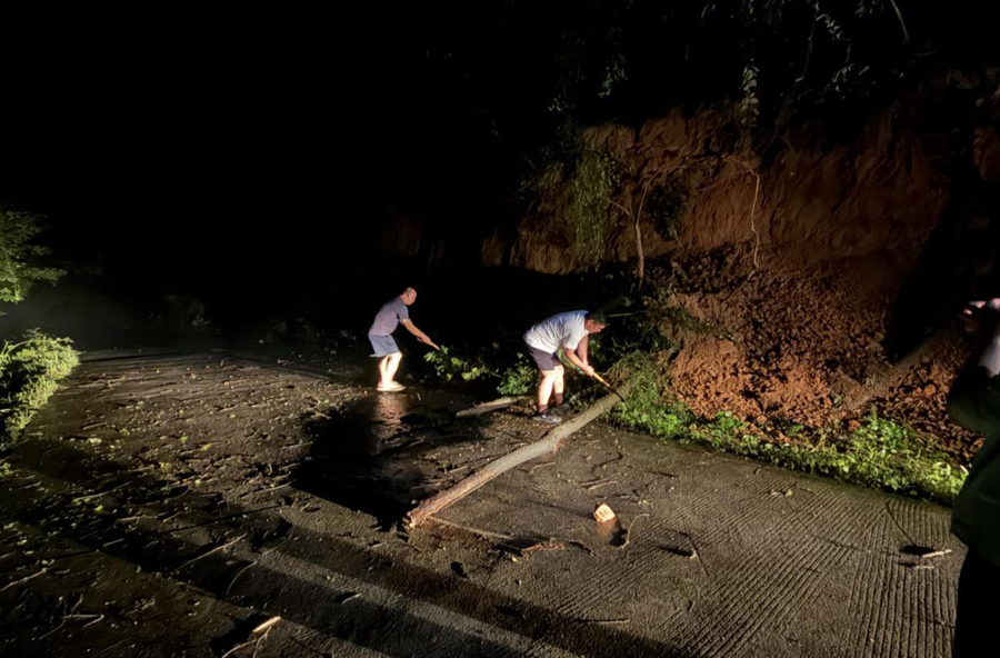 黄石镇：雨夜清障保通行 茶源村干部连夜抢修道路
