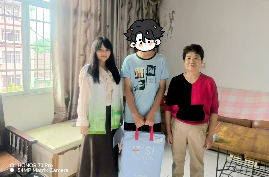 茶庵铺镇走访慰问事实无人抚养儿童 ---关爱未成年人健康成长