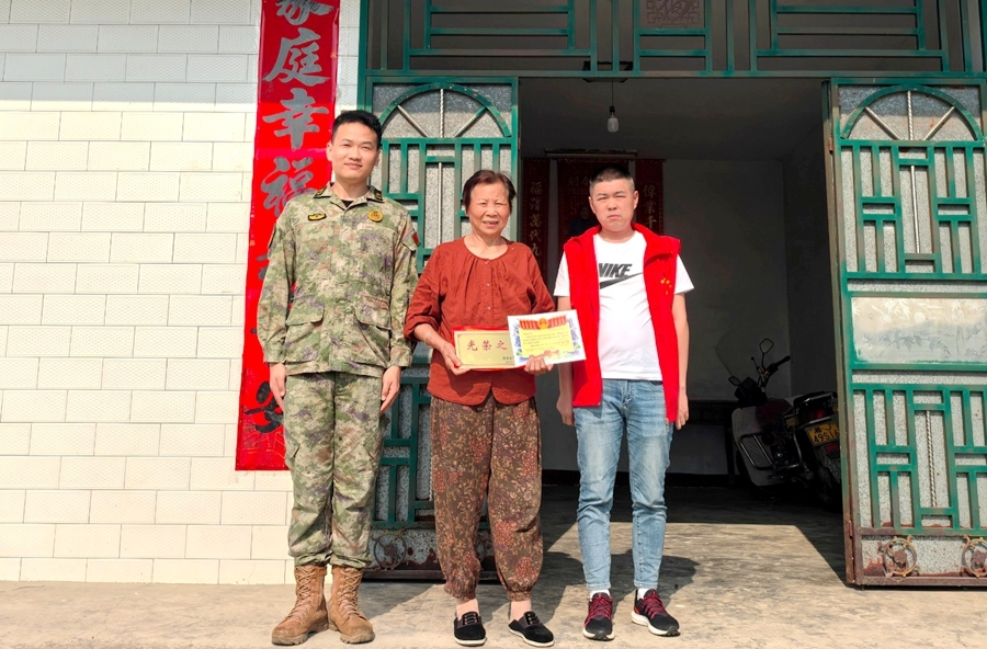 杨溪桥镇：荣光映门楣 温情励壮志